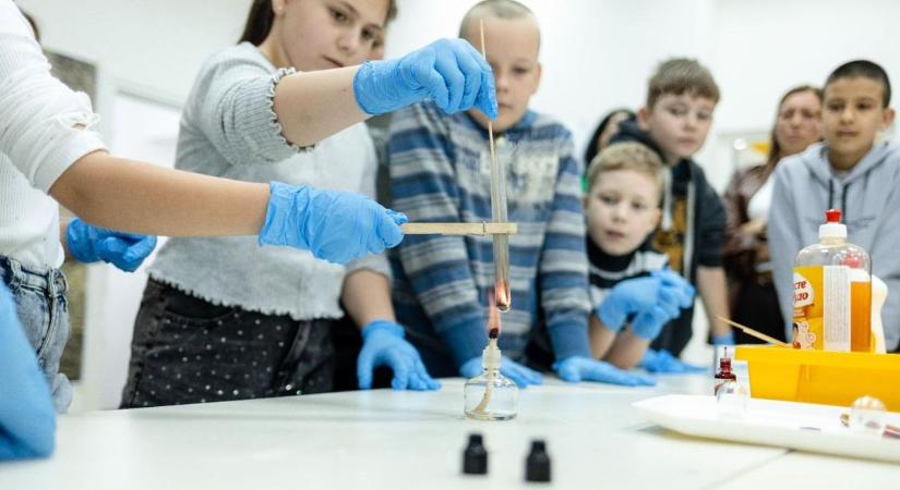 Kísérletek, csillagászati előadások és elsősegély-bemutatók – nyílt napot tartottak az MCC beregszászi központjában