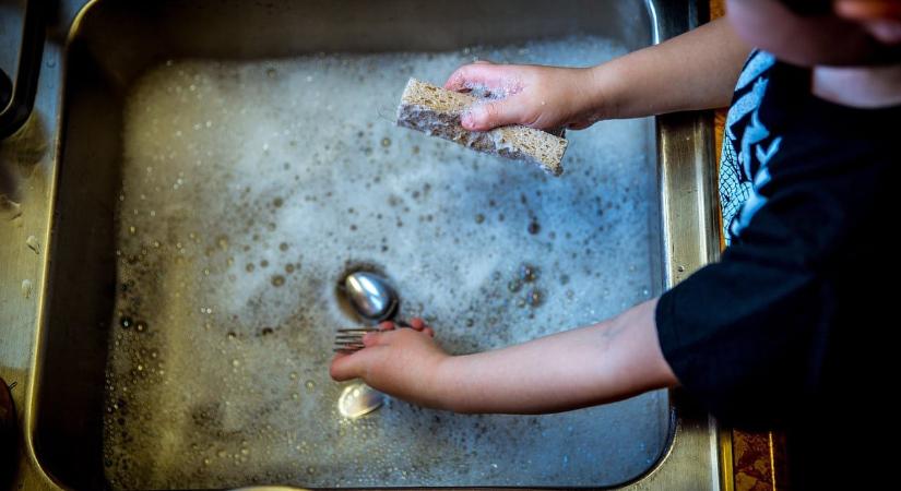 Megdöbbentő: ezért nem lenne szabad soha kézzel mosogatni