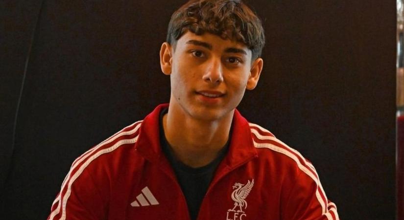 Klublegenda társaságában írt alá új szerződést a Liverpool szegedi fiatalja