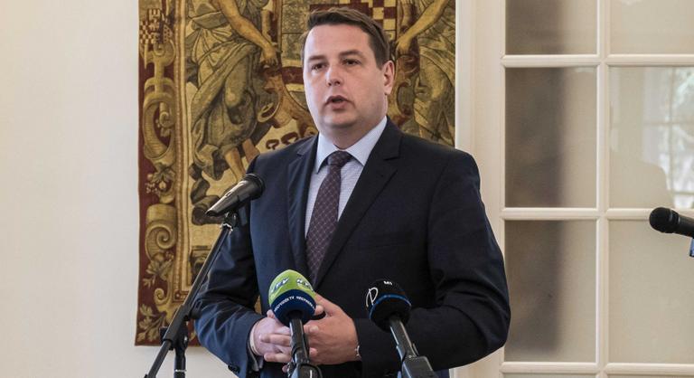 Újabb fordulat a pártokon átívelő korrupciós ügyben, visszalépett az MNB-alapítvány kuratóriumából a fideszes politikus