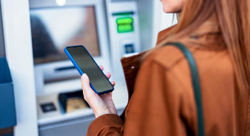 Itt a nagy bejelentés, felfüggeszti az átutalási díját a Revolut