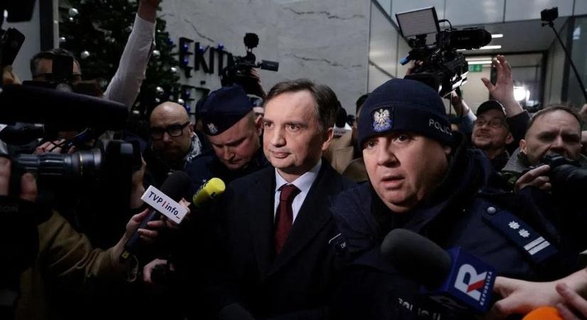 Varsóból szeretettel: lengyel mintára akarja vizsgálóbizottságok elé állíttatni Orbán Viktor családját a Tisza Párt