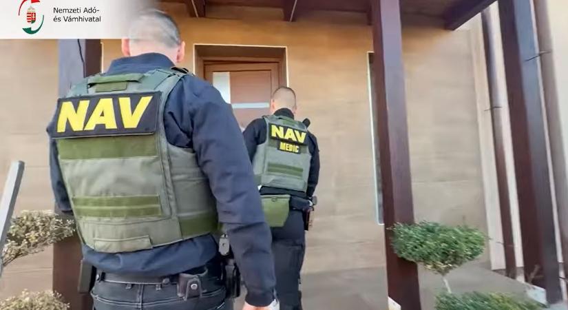 Rajtaütöttek a mosószermaffián – videóval