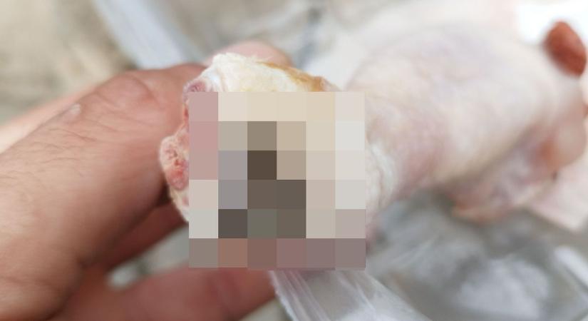 Horrorhús Kisvárdáról! Az étvágyad is elmegy, ha meglátod, mit talált a vásárló a csirkecombban!