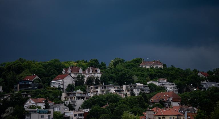 Perceken belül leszakadhat az ég, több térségre riasztást adtak ki
