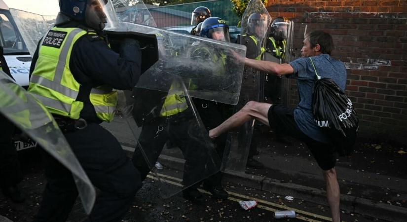 Videó: tüntetők csaptak össze a rendőrökkel Southamptonban, miután zavargások törtek ki egy késeléses gyilkosság miatt