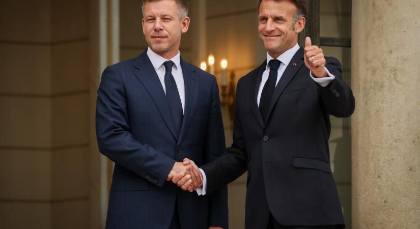 A nap képe: ezt üzente kezével Emmanuel Macron Magyar Péterről