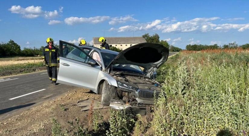 Csúnya baleset Martfűnél: lesodródott az útról és az árokban kötött ki egy autó – helyszíni fotókkal