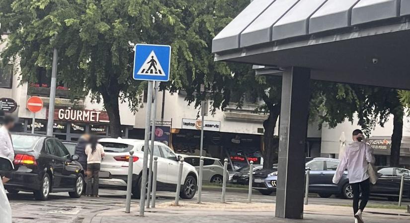 Összeütközött két autó a győri Pálffy utcában - fotó
