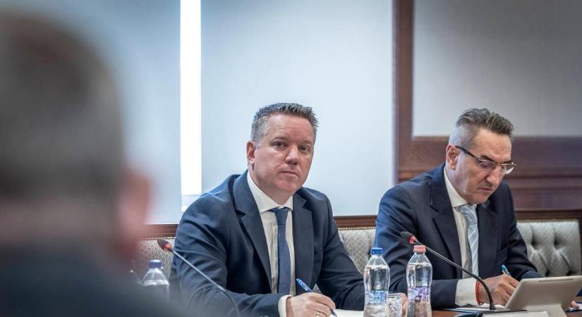 Telex: a budapesti után az Országos Rendőr-főkapitányság vezetőjét is felmentették