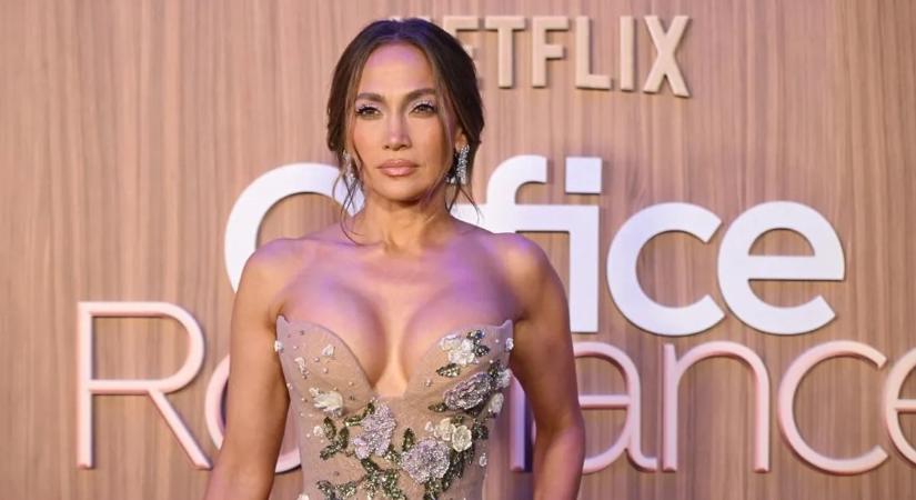 Jennifer Lopez ruhája feladta a harcot – a kamerák előtt történt meg a kínos baki