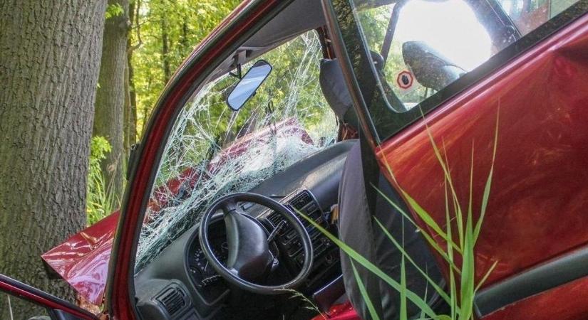 Brutális csattanás a főúton, az árok sem állította meg az autóst