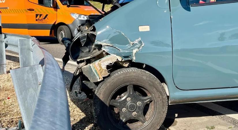 Szalagkorlátnak csapódott az autó Nógrádban: Tűzoltók emeltek ki egy embert a roncsból