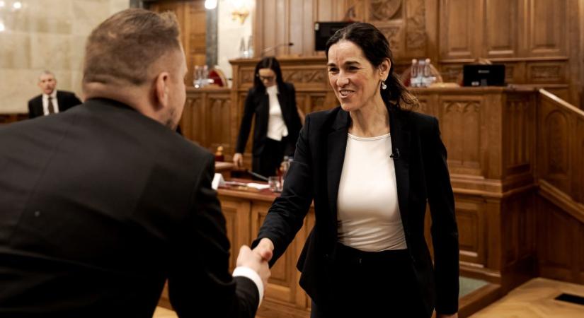 Felmentettek három nagykövetet