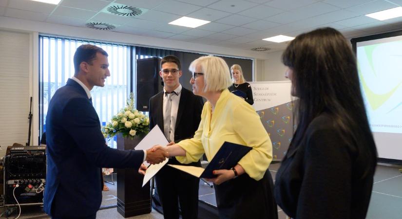Érmek és elismerések: közel száz diákot és tanáraikat ünnepelték