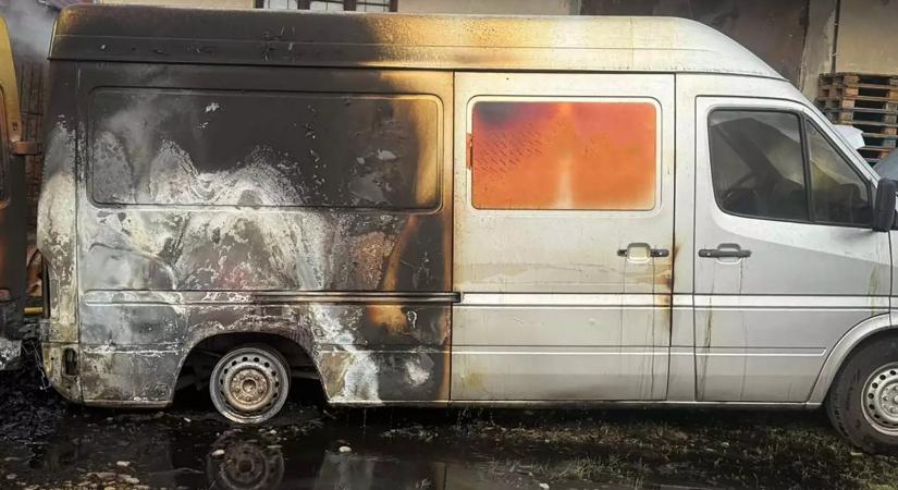 A tűzoltók megmentettek két Mercedes-Benz kisbuszt a teljes leégéstől