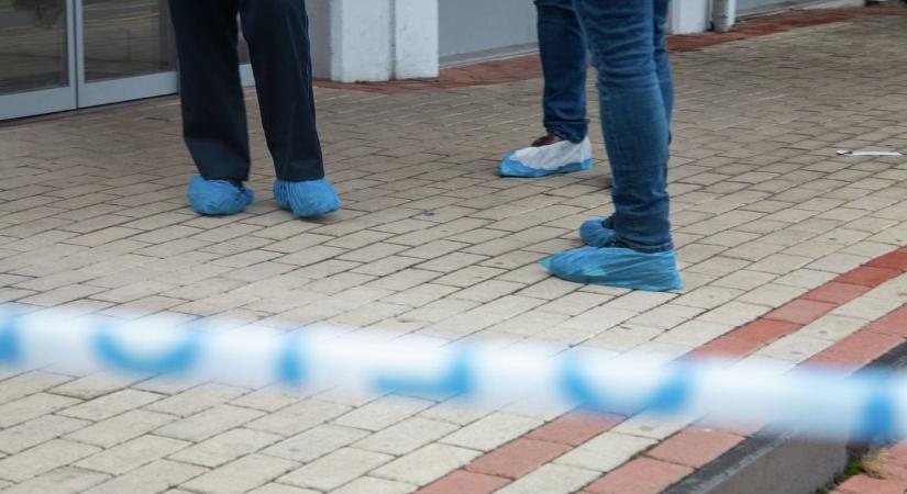 Kés, DKV-jegyek és meztelenkedés! Rabló rohant ki a Piac utcai boltból, nem felejti a belváros ezt az üldözést