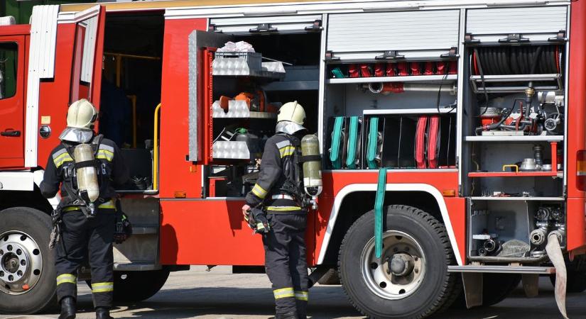 Két autó ütközött össze Komáromban - tűzoltók siettek a helyszínre