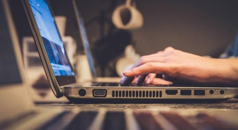 Hogyan védjük meg a gyerekeket az ellenség online toborzásától