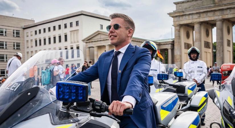 Magyar Péter régi önmagával találkozott a berlini nagykövetségen