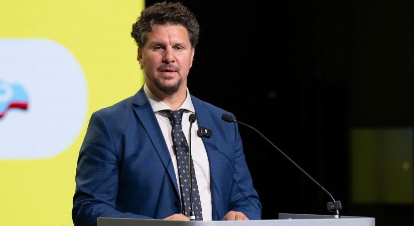 Új feladataira koncentrál, szerepei többségét leadja Nagy Ervin