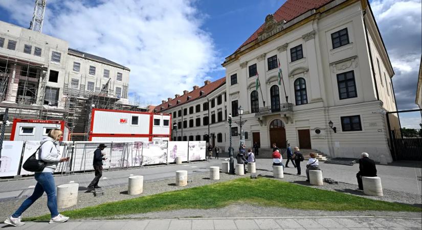 Szerszám esett egy járókelő fejére a Karmelitánál, a Fidesz a kordon visszaállítását követeli Magyar Pétertől