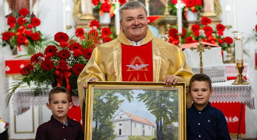 20 éves jubileuma alkalmából köszöntötték a helyi plébánost