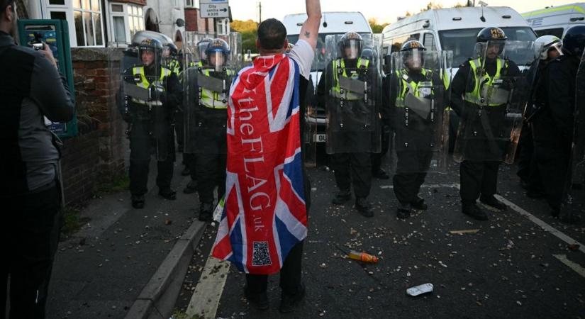 Óriási tüntetések kezdődtek a szikh férfi által meggyilkolt, rendőrök által ignorált brit fiatal ügyében