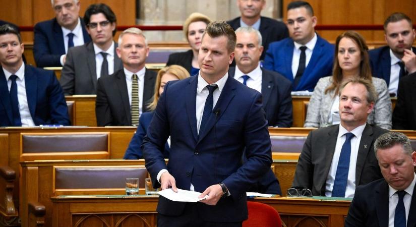 „Ön most Facebookozik?” – Ruff Bálint szólt be saját párttársának a szerdai bizottsági ülésen (VIDEÓ)