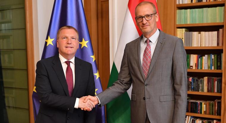 Két lépésben alakítaná át a kormány a közmédiát
