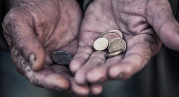 Egy év alatt 2700 ember veszítette el a szociális segélyre való jogosultságát a szociális kártya miatt