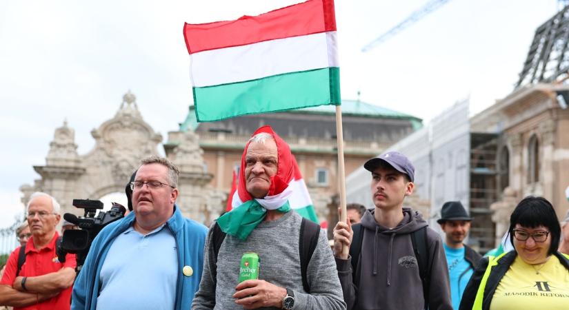 Elegük lett: Sulyok Tamás lemondását követelték a Sándor-palotánál – Fotók a helyszínről