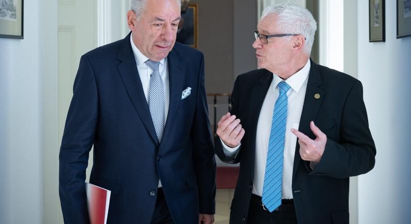 Bebetonozottak: 33 közjogi méltóság, akiket a Fidesz örökre hivatalban tartott volna