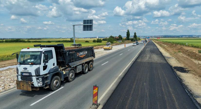 Félig végeztek az útbővítéssel Nagyvárad és Nagyürögd között – A sofőrök még nem lélegezhetnek fel