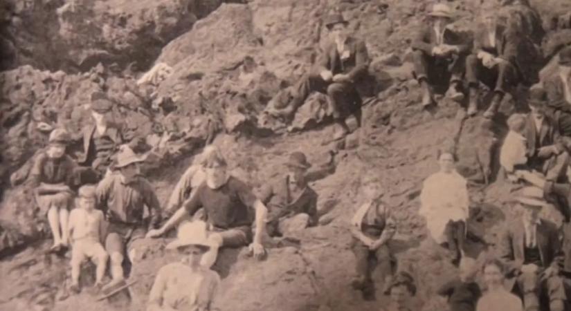 Itt a bizonyíték az időutazásra: Egy modern, pólós-gatyás szörfös bukkant fel az 1917-es fotón
