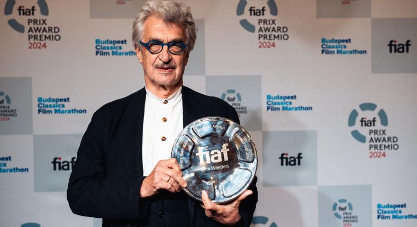 Wim Wenders elérhetetlenné teszi 1975-ös filmjét, amiben félmeztelenül szerepelt egy 13 éves színésznő