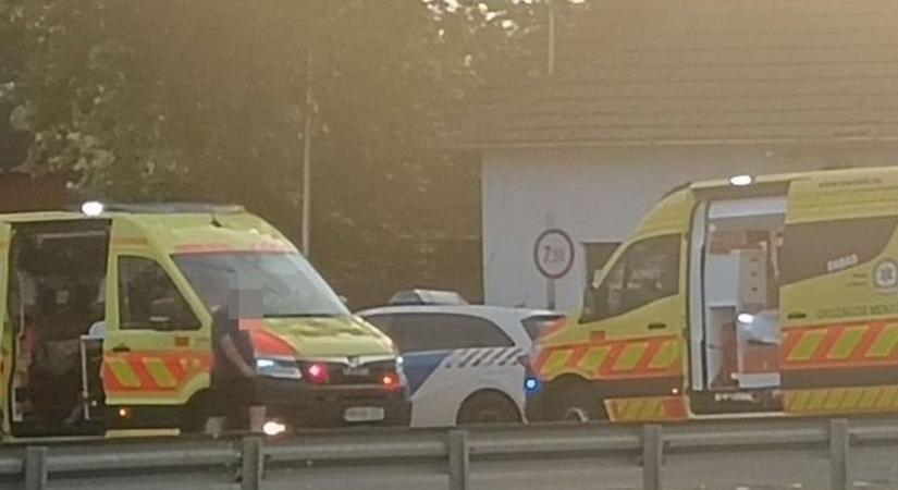 Tragikus baleset Felsőlajoson: dohányboltba csapódott egy motoros