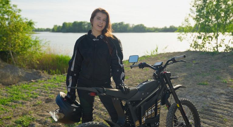 Napsütés, jáde színű tó és motorozás? Elindítottuk a szezont Viczián Viktóriával!