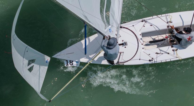 Erősszeles nyitónap az Eastern Hemisphere Championship, KÉSZ Group Balaton Sailing Week - en