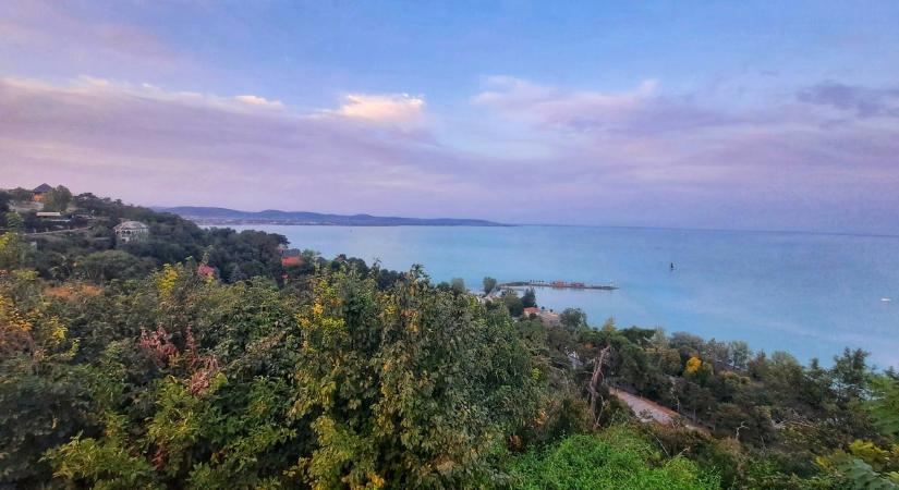 Fényképen a Balatonból előbukkanó rejtélyes sziget, láthatóvá vált a magasból