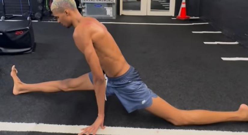 Így spárgázik egy 224 centi magas sportoló