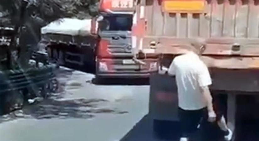 Útban volt a pótkocsi, őrület, hogyan tette arrébb a sofőr – videó