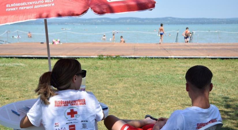 Tíz balatoni strandon lesznek ott a vöröskeresztesek – részletek