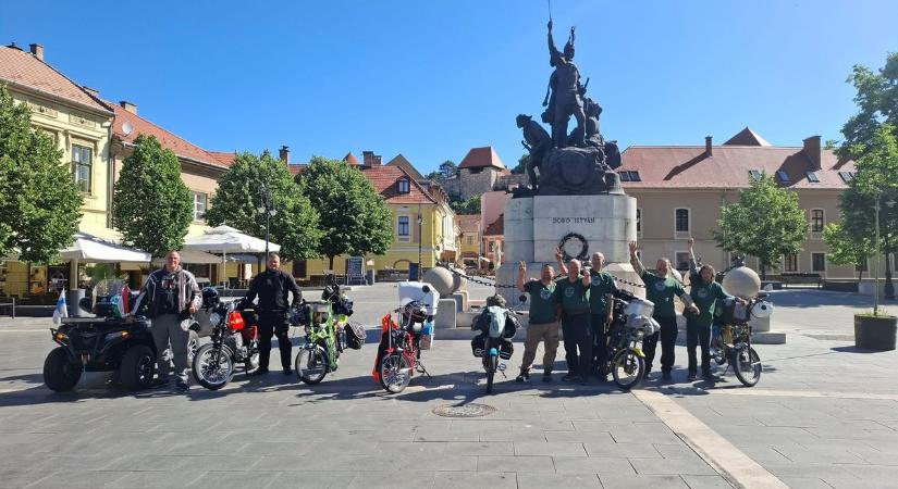 Hat nap, 1528 kilométer: negyvenéves Babettákkal kerülték körbe az országot, Szegeden ért véget az őrült túra