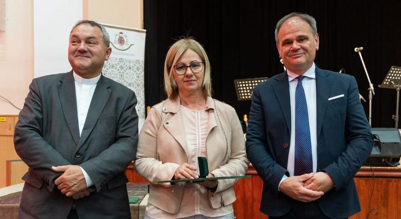 Életműdíjat kapott a pedagógus, aki a diákjai előtt megnyitotta Európa kapuit