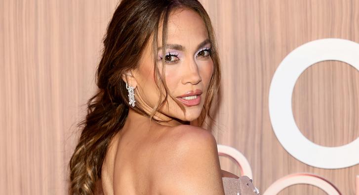 Megadta magát Jennifer Lopez ruhája a vörös szőnyegen, nem győzte takarni dekoltázsát