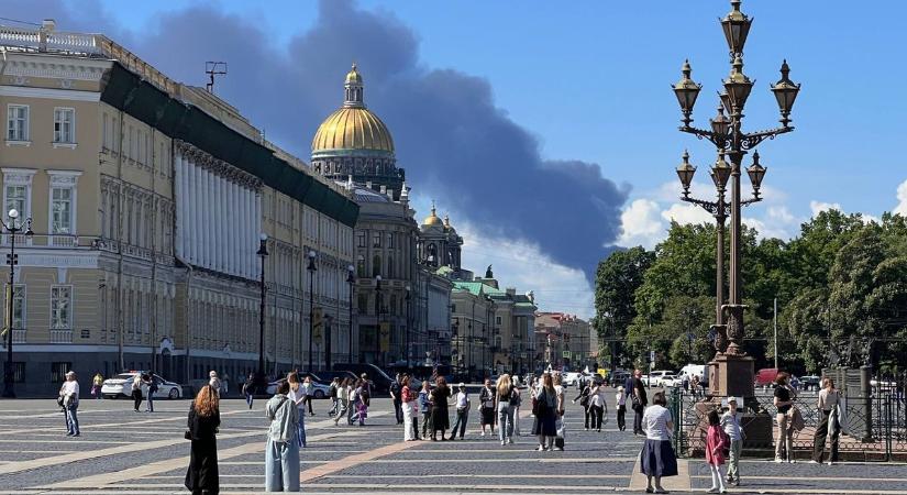 Füstbe borult Putyin szülővárosa: ukrán drónok csaptak le a gazdasági fórum előtt  videó