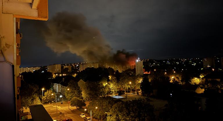 Hatalmas lángok csaptak fel az éjjel Albertfalván