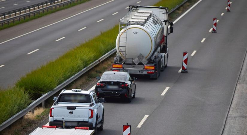 Gázolt egy autó az M35-ös autópályán, félpályára szűkítették a forgalmat!