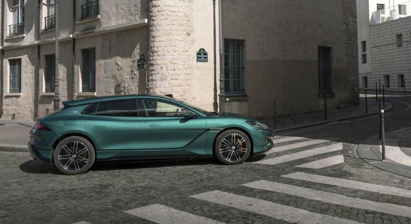 Magyar rendszám a BYD 5 perc alatt feltölthető villanyautóján